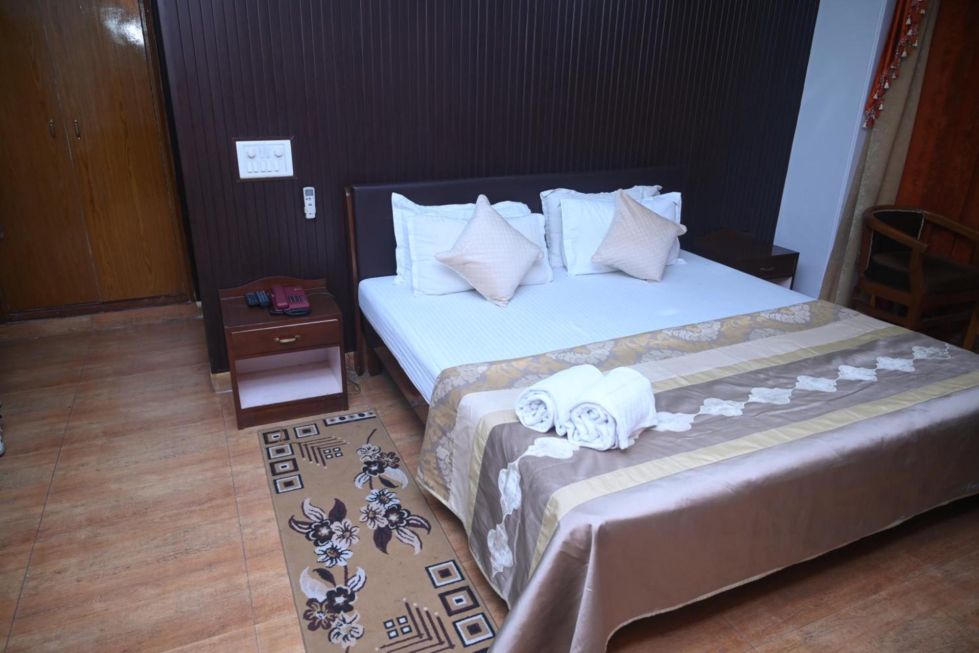 Hotel Surya Plaza Kotdwāra Exterior photo