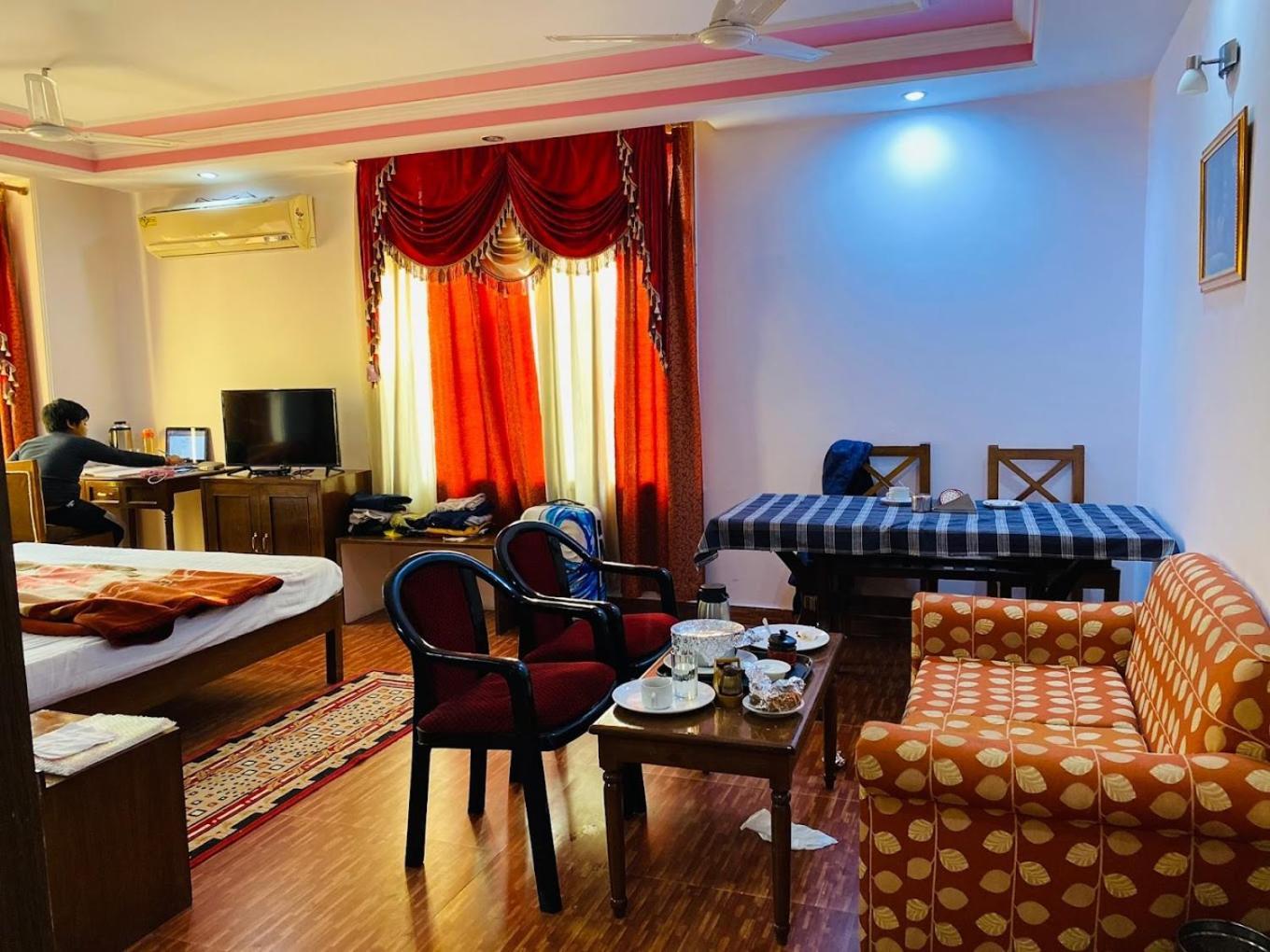 Hotel Surya Plaza Kotdwāra Exterior photo