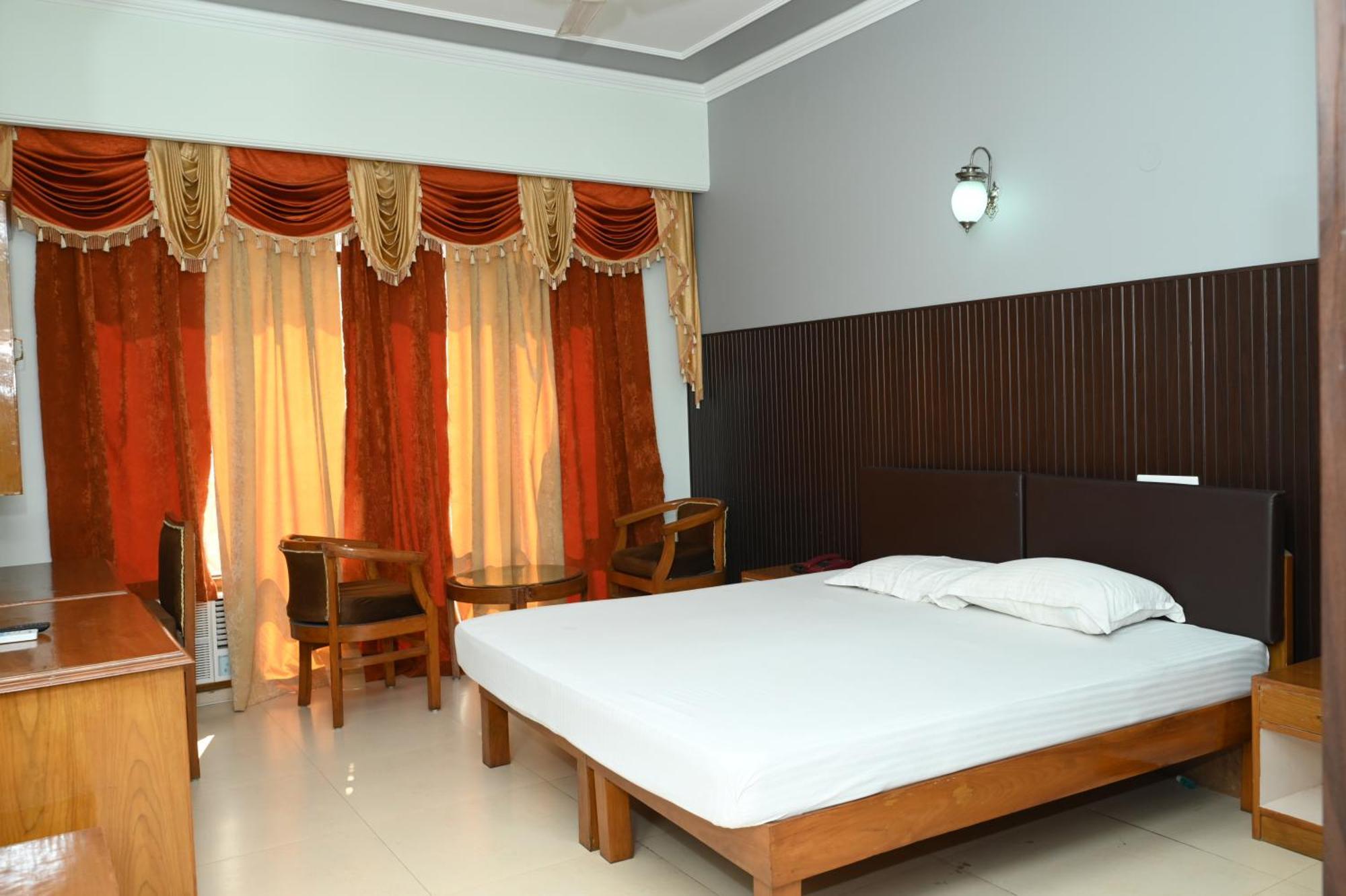 Hotel Surya Plaza Kotdwāra Exterior photo